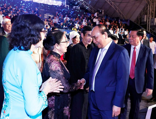 Chủ tịch nước Nguyễn Xuân Phúc dự chương trình.